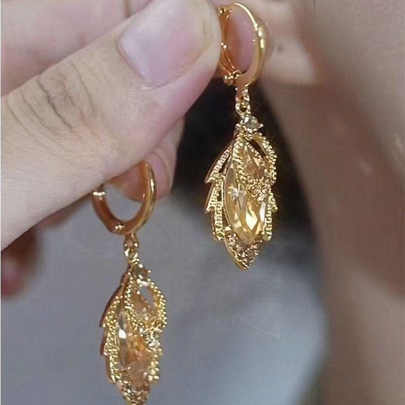2024 Luxury Minimalist Gold Zirconia Leaf Ear Cuffs for Women