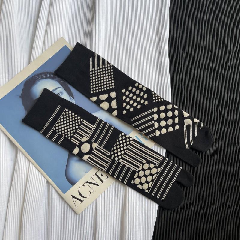 Trendy Japanese Multi-Color Jacquard Floral Tabi Socks - Cute Split-Toe Mid-Calf Design