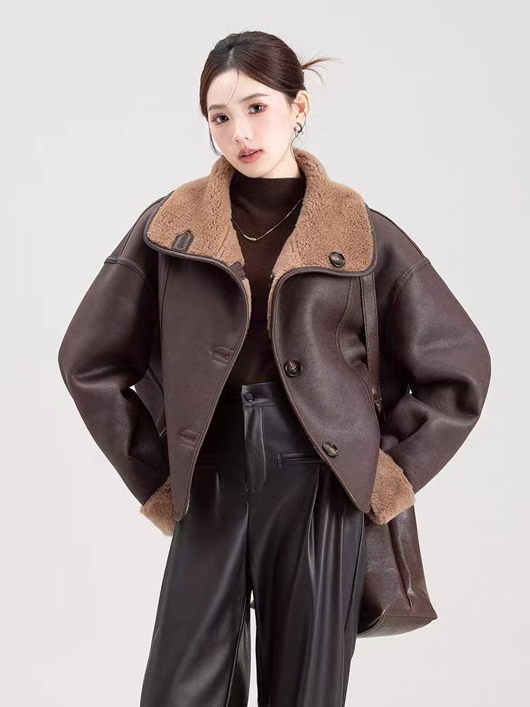 

Женское двустороннее пальто из искусственной овчины и шерсти - Зима 2024, свободный крой, приталенное, универсальная верхняя одежда. Large кофейный