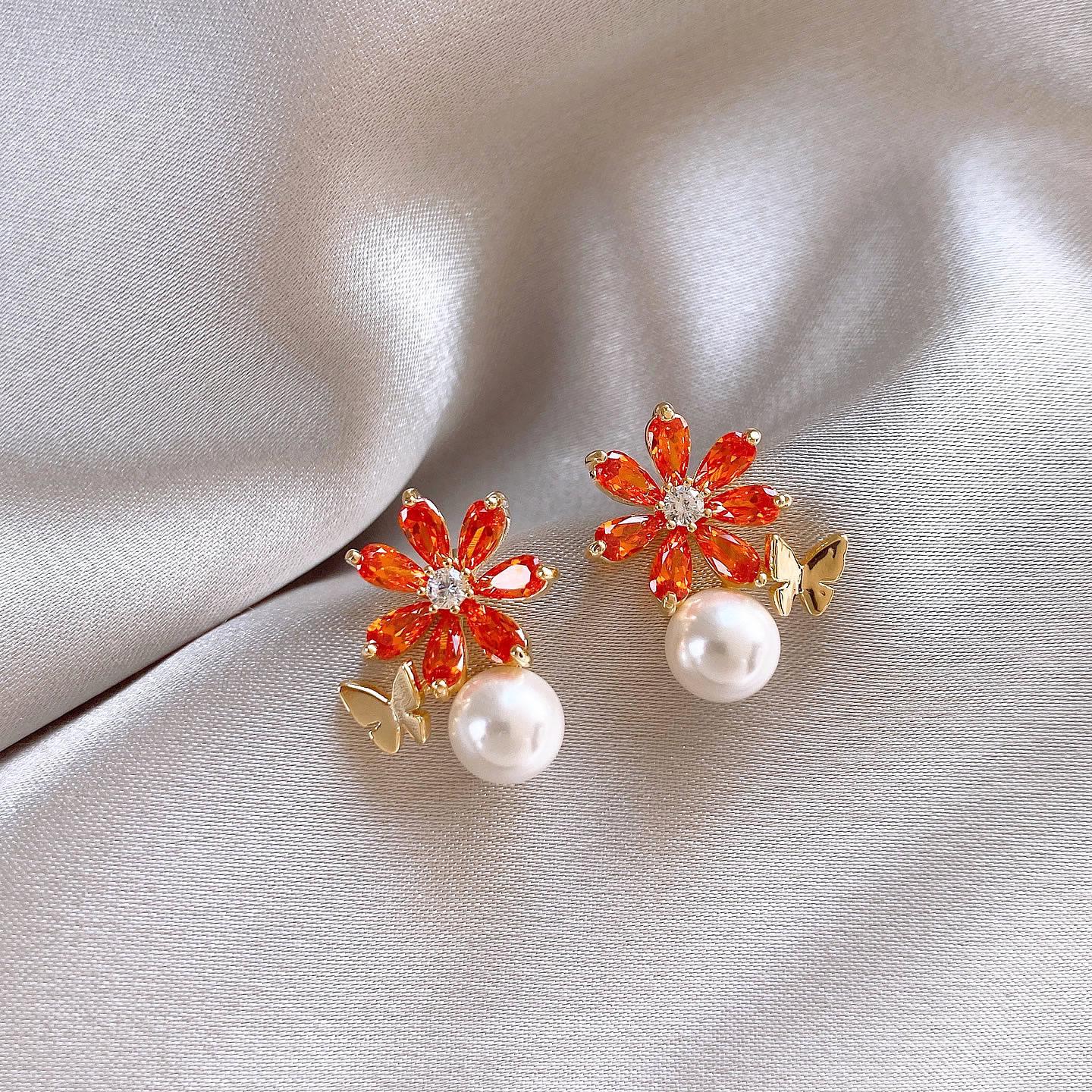 Silver Needle Diamond Inlaid Flower Pearl Earrings - French Retro Style, High-End Luxury Studs for Women
