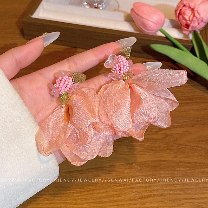 

Super fairy pink mesh flower earrings for women, suitable for summer stud earrings, atmosphere, vacation style, sweet and gentle earrings