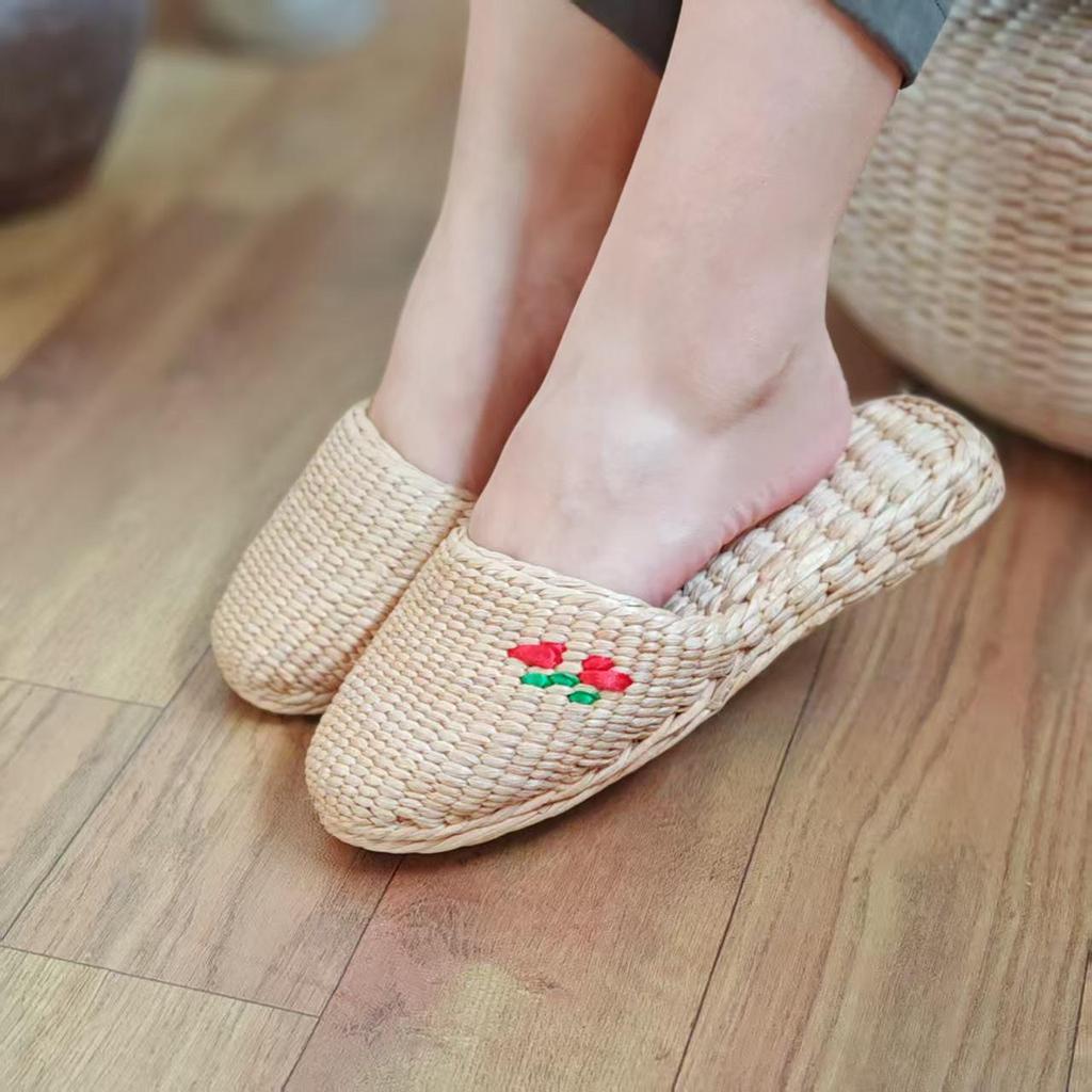 Finely Woven Cattail Slippers - Handmade Straw Shoes for Men & Women, Comfortable & Nourishing Mesh Design.