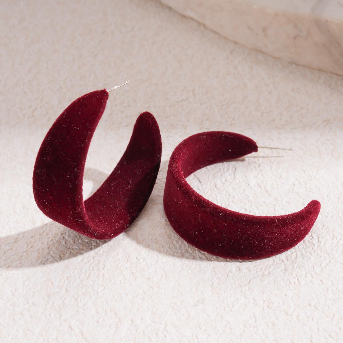 Европейские и американские ретро осенние и зимние флокированные геометрические серебряные иглы C-образной формы простые нишевые серьги Maillard