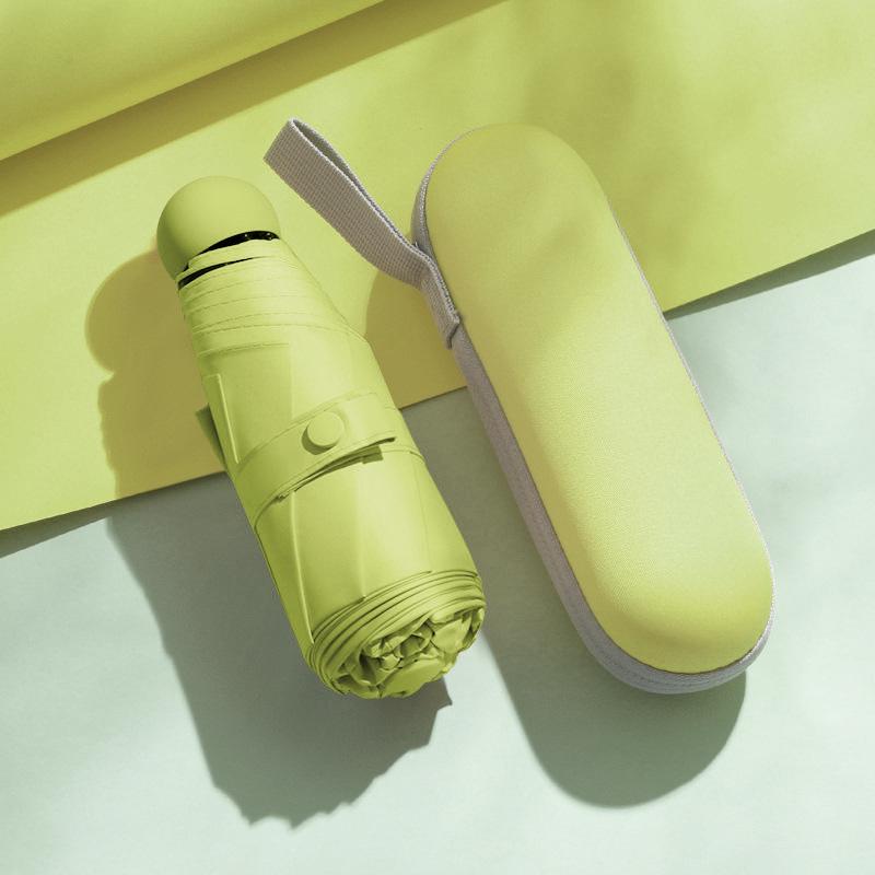 50% avslag: Kompakt Svart Plast Mini Paraply for UV-beskyttelse - Dobbeltbruk for Sol og Regn