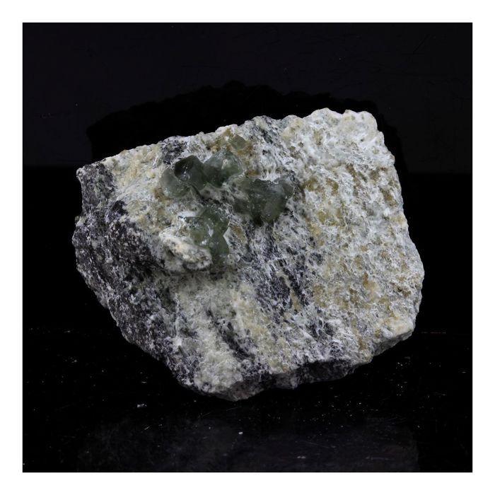 Pierres et Minéraux. Prehnite. 80.0 ct. La Combe de la Selle, St Christophe-en-Oisans, Isère, France.