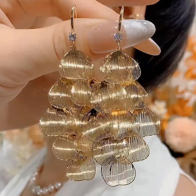 

Серьги-крючки с полыми лепестками и бахромой, серьги от холодного ветра, серьги в стиле легкой роскоши, с высоким чувством моды, нишевые серьги, подчеркивающие темперамент