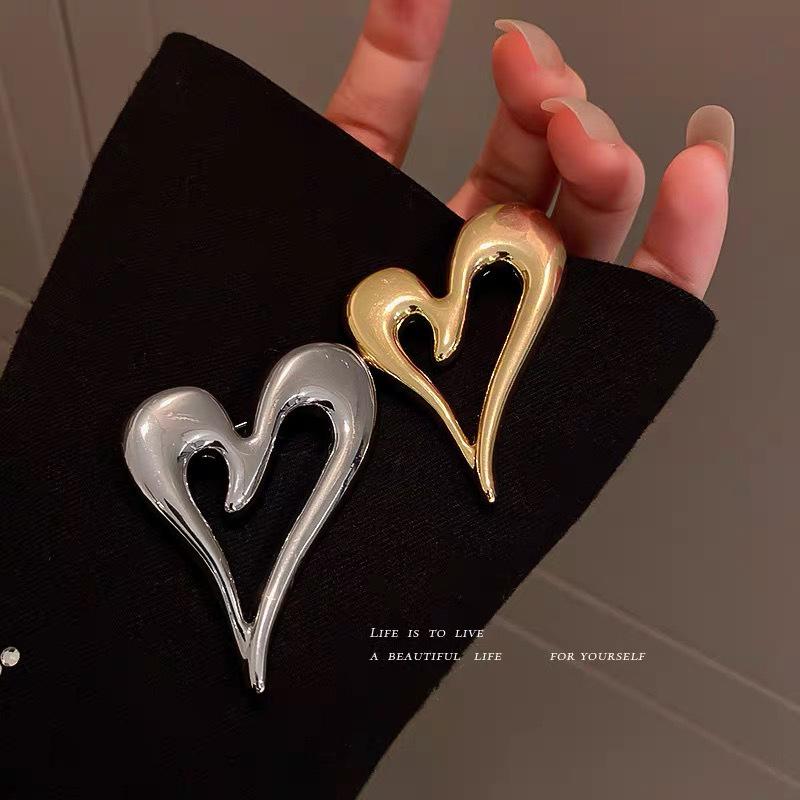 European and American Simple Heart Brooch - Women's Retro Suit Lapel Pin Accessories