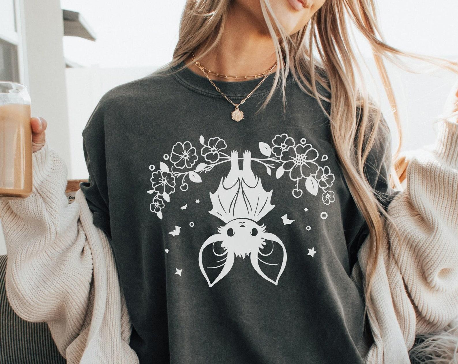 Comfort Colors® BaT-Shirt, Upside Down Bat T-Shirt, Vintage Retro Fall Halloween Aesthetic Shirt, Cute Floral BaT-Shirt, Women s Gothic Shirt XL