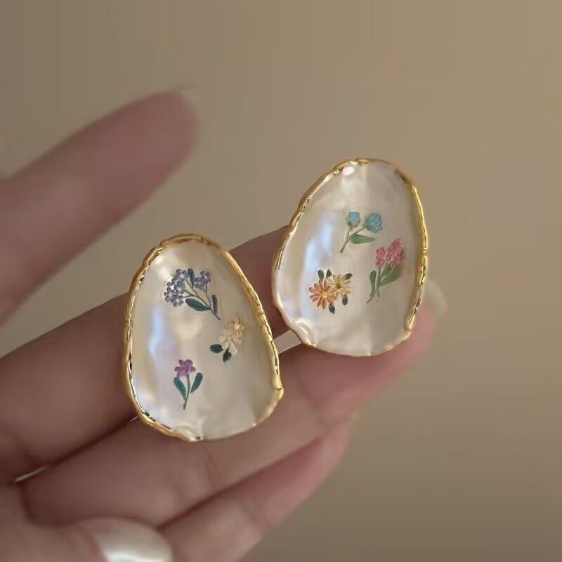 Retro Glazed Rose Flower Earrings for Women, Featuring A Light Luxury and Sophisticated Style with A Unique Touch.