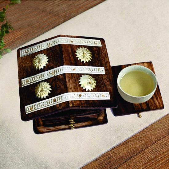 Home Wellness Teeuntersetzer aus Holz in dekorativem hüttenförmigen Halter, Antik-Finish, 6er-Set