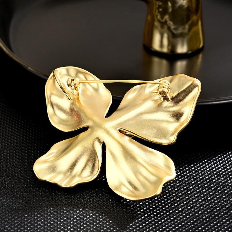 Neue Luxus-Schwerindustrie-Temperament kleine Blumenbrosche Nischendesign einfach und exquisite Blumendekoration