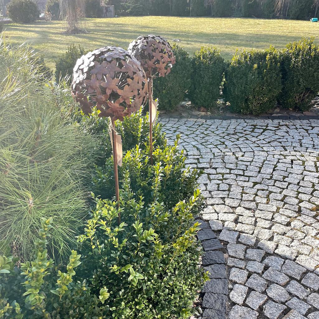 Metal garlic stake for the garden - brown floral decoration