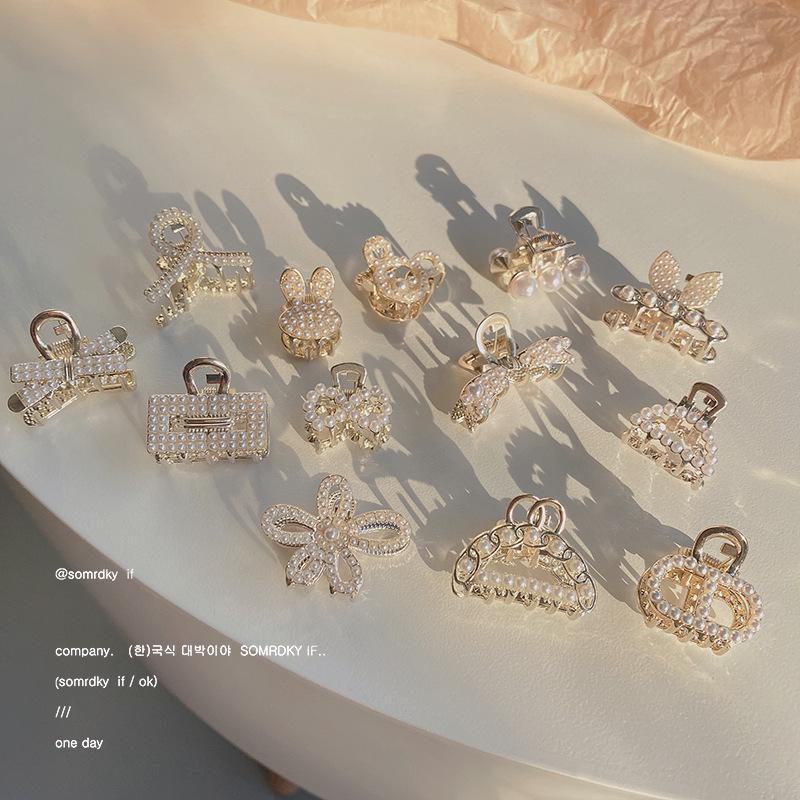 Agrafă de păr coreeană cu fundă dulce din perle: Clips Metalic Elegant & Accesoriu de Păr Minimalist pentru Femei