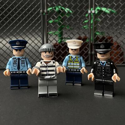 Bausteinpuppe Polizei fängt Diebe Verkehr Chinesische Verkehrspolizei fährt Motorrad Junge setzt Bausteinspielzeug zusammen