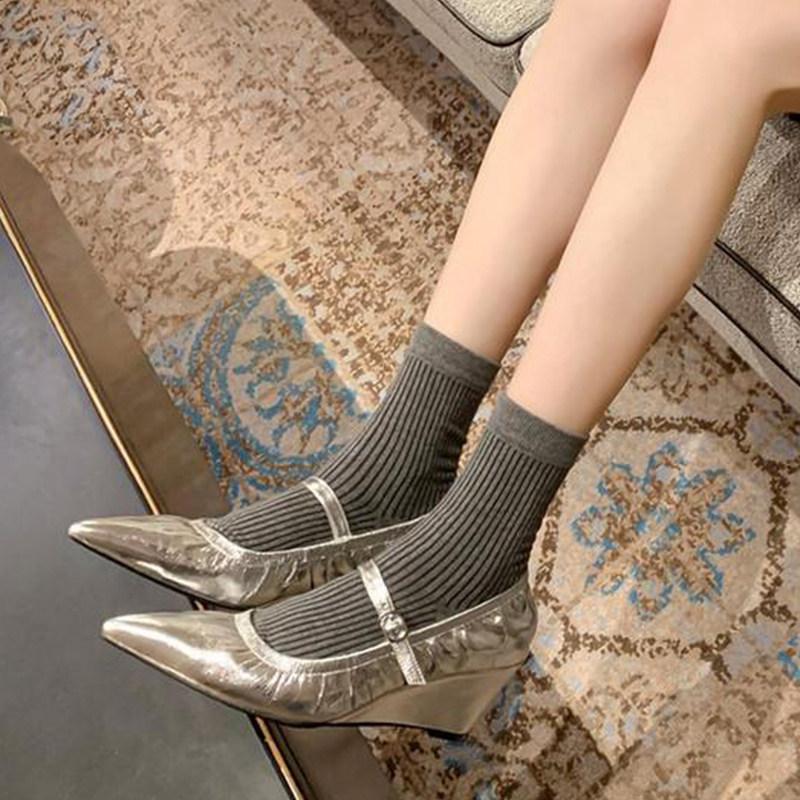

First season Hong Kong pleated wedge heel pointed buckle Mary Jane women s shoes 2026 spring heel shallow mouth silver shoes 39 срібний
