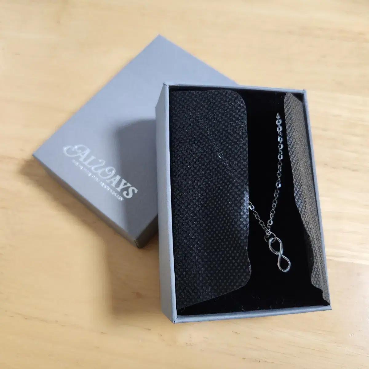 

Seventeen Diet 9th Anniversary Necklace