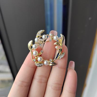 New Temperament Retro Diamond-encrusted Pearl Wreath Brooch Hollow Leaf Corsage Accessories