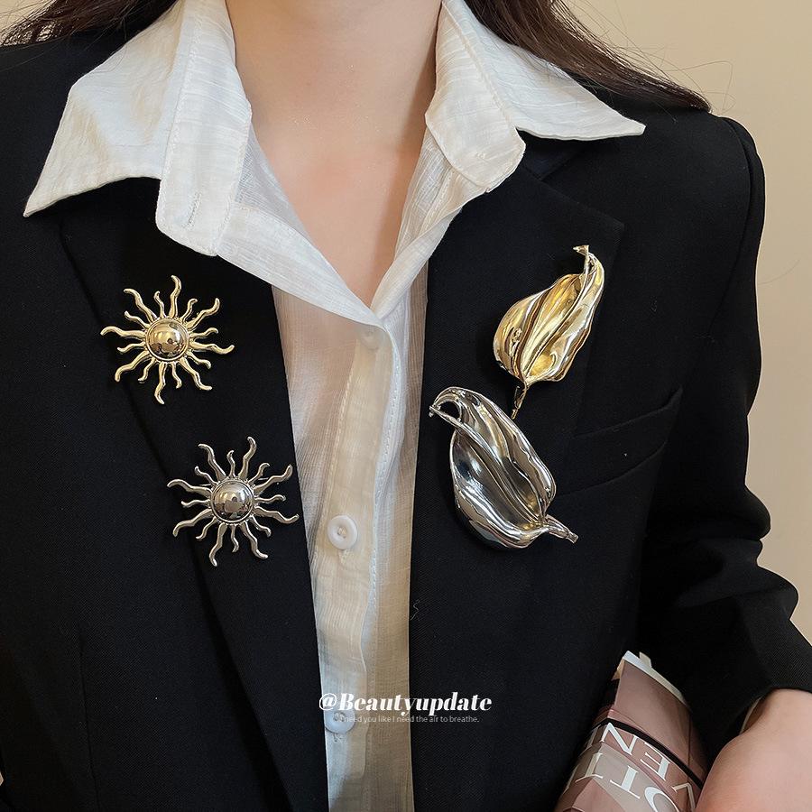 Metallische Blatt-Sonnen-Geometrische Brosche: Eleganter High-End Mode-Anstecker für Damen