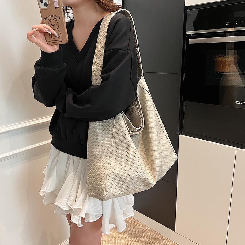 Simple Casual Tote Bag Women's Korean Version Ins Trendy Fashion Large-capacity Shoulder Bag 2025 New Niche Underarm Bag