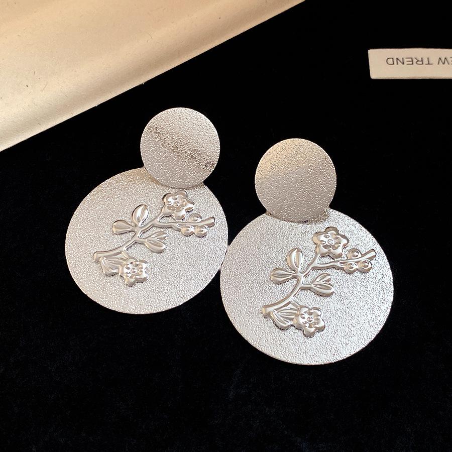 

European and American silver needle metal pleated round flower earrings light luxury high-end stud earrings simple hand earrings women