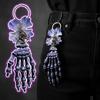 Hyperrealistischer gotischer Skeletthand-Taschenanhänger Dunkle Ästhetik Streetwear-Styling
