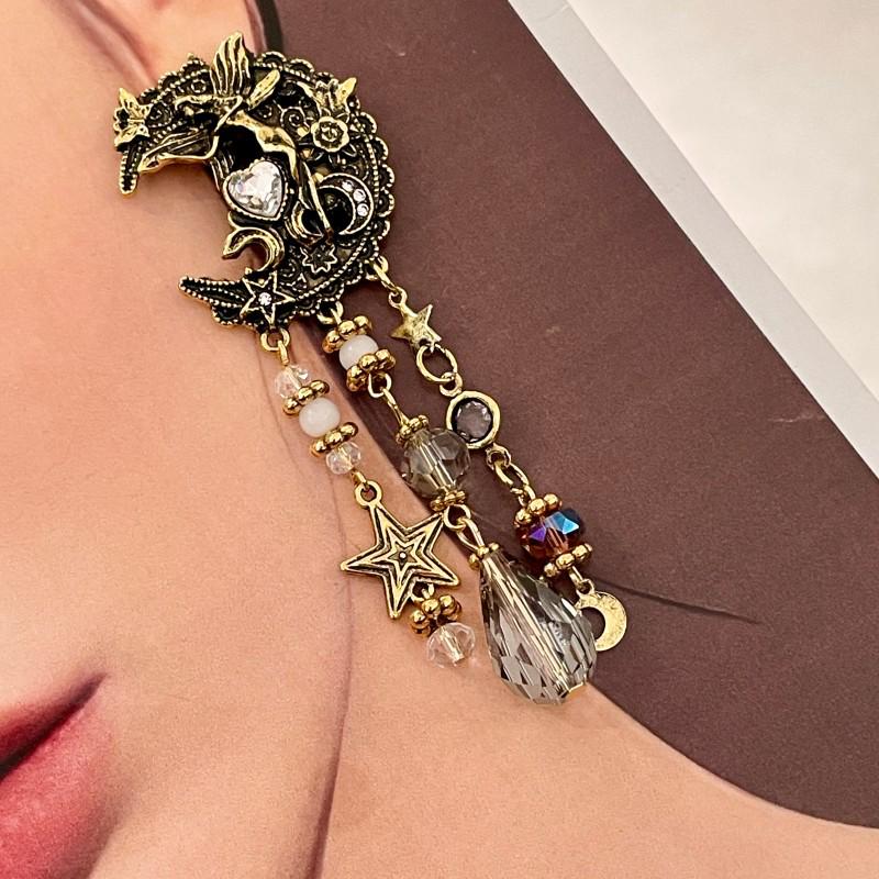 Pendientes de botón Vintage de Luna Dorada con Ángel y Borla de Cristal con Detalles de Esmalte