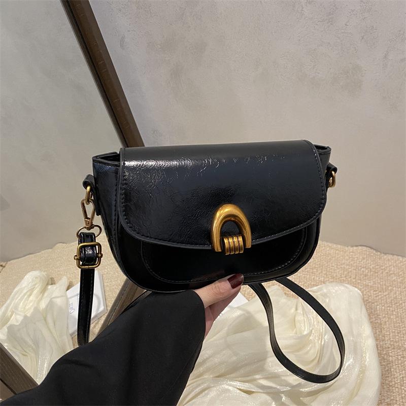 Saddle bag women's spring 2025 new clamshell shoulder messenger bag women's niche design underarm women's bag tide