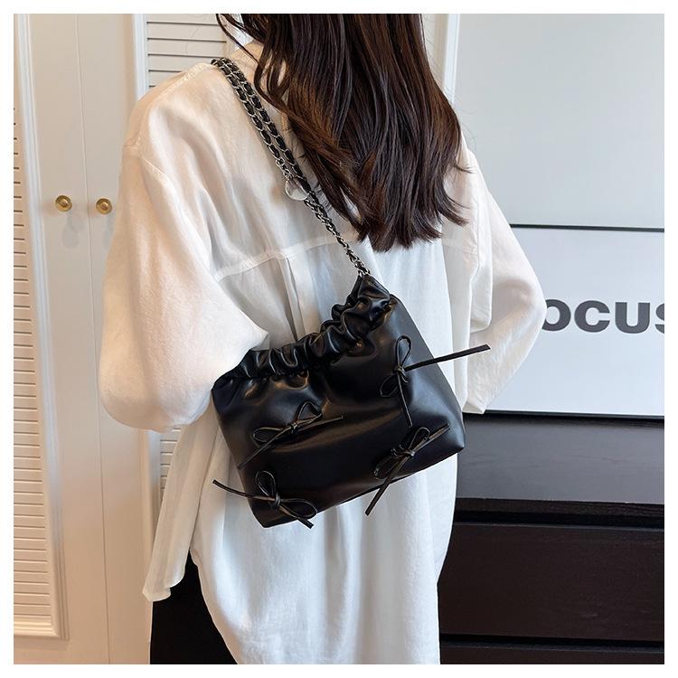 Französische Nischen-Plissee-Design Tragbare kleine Tasche Sommer Einfache Eimertasche Mode Umhängetasche