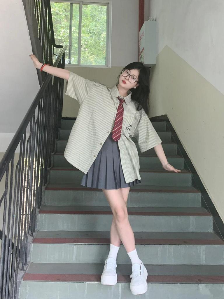 Conjunto de Duas Peças Feminino Estilo College Primavera: Camisa de Manga Curta Listrada e Saia Plissada Cinza