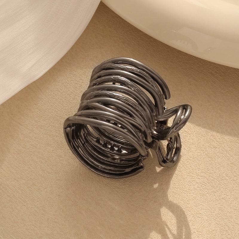 

Металлический зажим для волос в холодном стиле для фиксации высокой прически, модная и универсальная женская полая пряжка-заколка для хвоста One Size чёрный