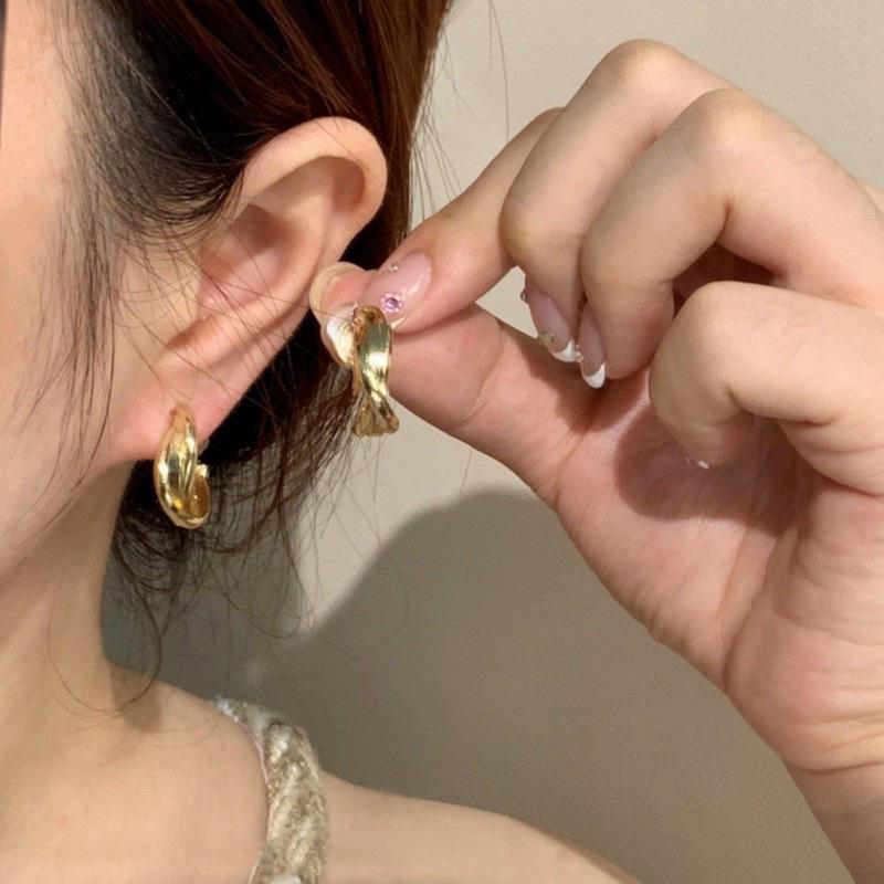 2025 Retro Gold Hong Kong Style Hoop Earrings: Lightweight, Luxurious Women's Ear Hoops with Metal Clips.