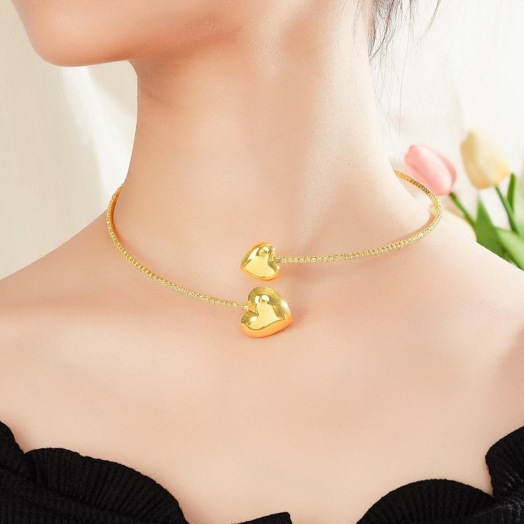 CMM Perfekt för alla tillfällen Trendigt hjärtformat silvergyllene armband halsband set Fodrat band Ett modeuttalande för fest kvinnor
