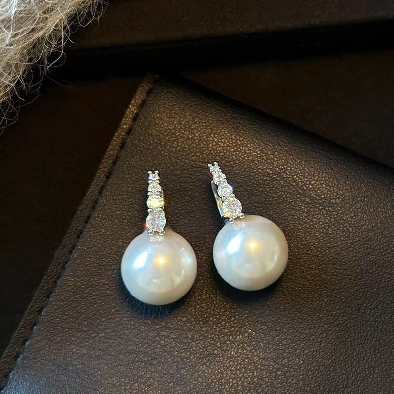 

Новые популярные ретро нишевые серьги с жемчугом, с индивидуальным характером и ощущением высокого класса белый