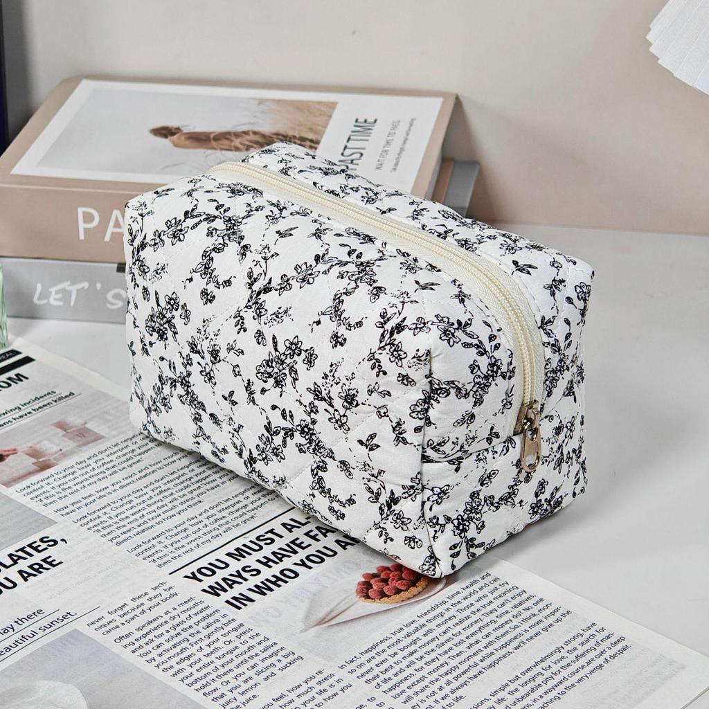 Large Capacity Little Bear Print Makeup Bag – Portable Girlish Polyester Toiletry Storage