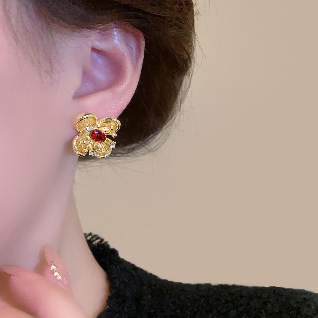 Retro Elegant Floral Gold Stud Earrings - Women's Timeless Versatile Style
