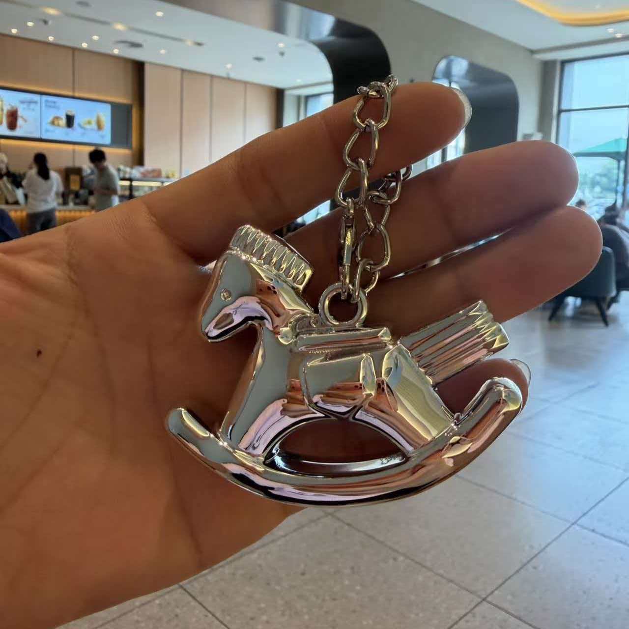 Light Luxury Rocking Horse Keychain Pendant Bag Car Decoration Gift Horse Exquisite Versatile Keychain Pendant серебряный