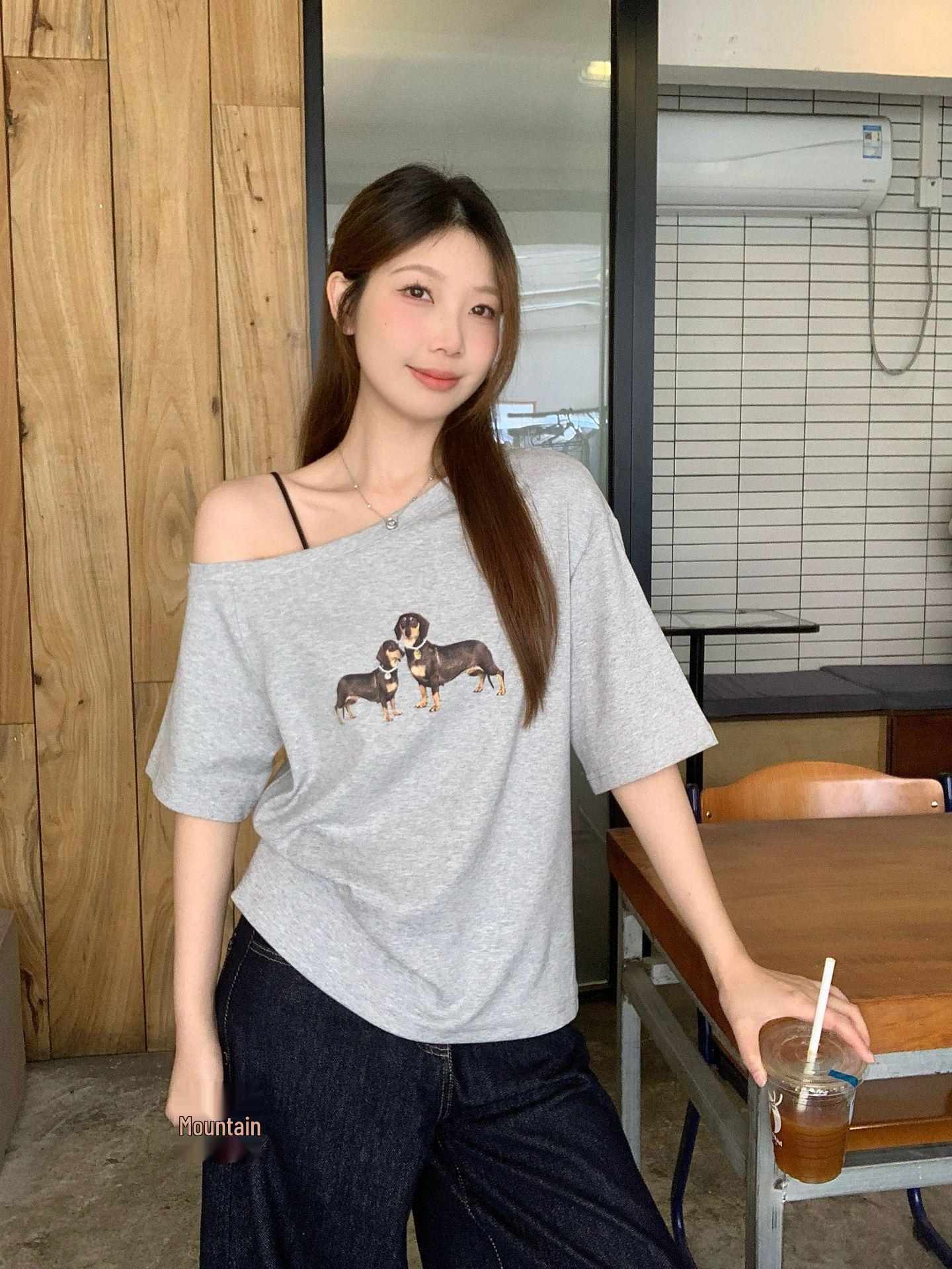 

Plus Size Sweet & Spicy Off-Shoulder T-Shirt with Pearl Necklace & Sausage Dog Design Medium серый