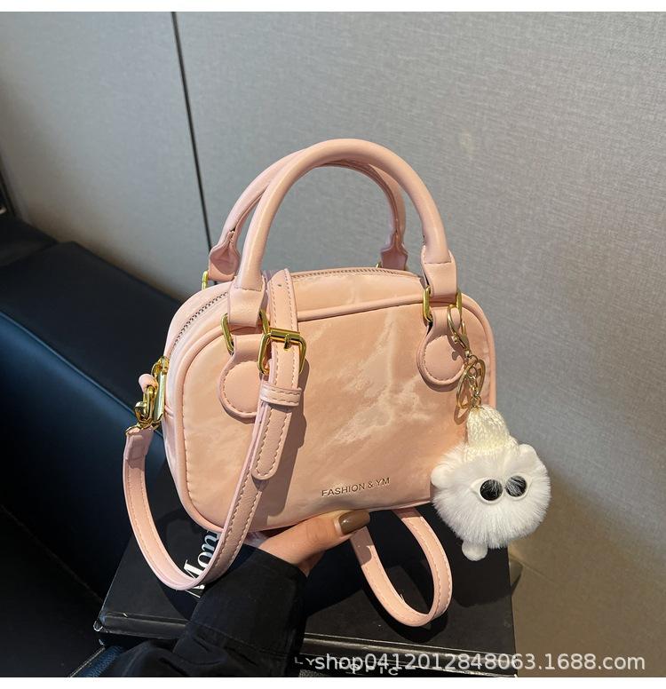 

Korean version of temperament retro senior sense portable bowling bag versatile commuter niche casual simple style messenger women s bag