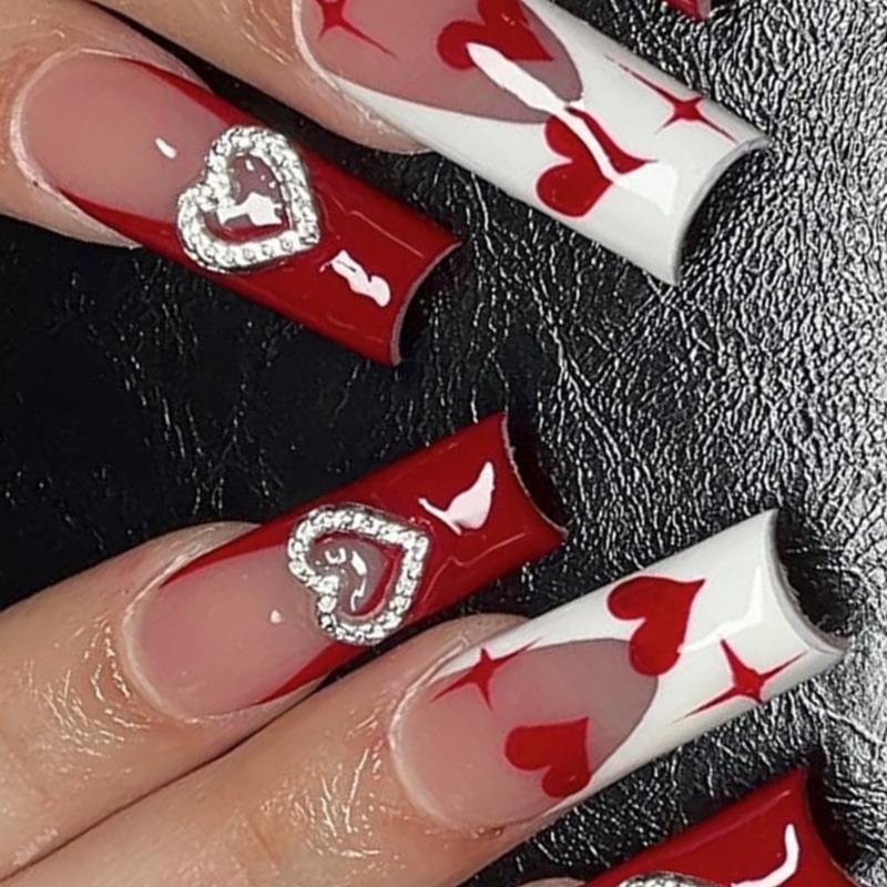 24 Stück Lange Sarg-Pressnägel Quadratische Designs mit 3D-Anhängern Vollständige Abdeckung Valentinstagsgeschenk für Frauen und Mädchen