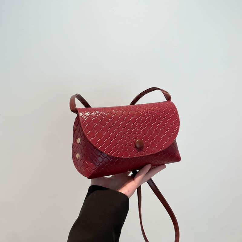 

Bag Women s 2025 Spring and Summer New Niche Design Shoulder Bag Fashion Versatile Handbag Classic Retro Messenger Bag красный