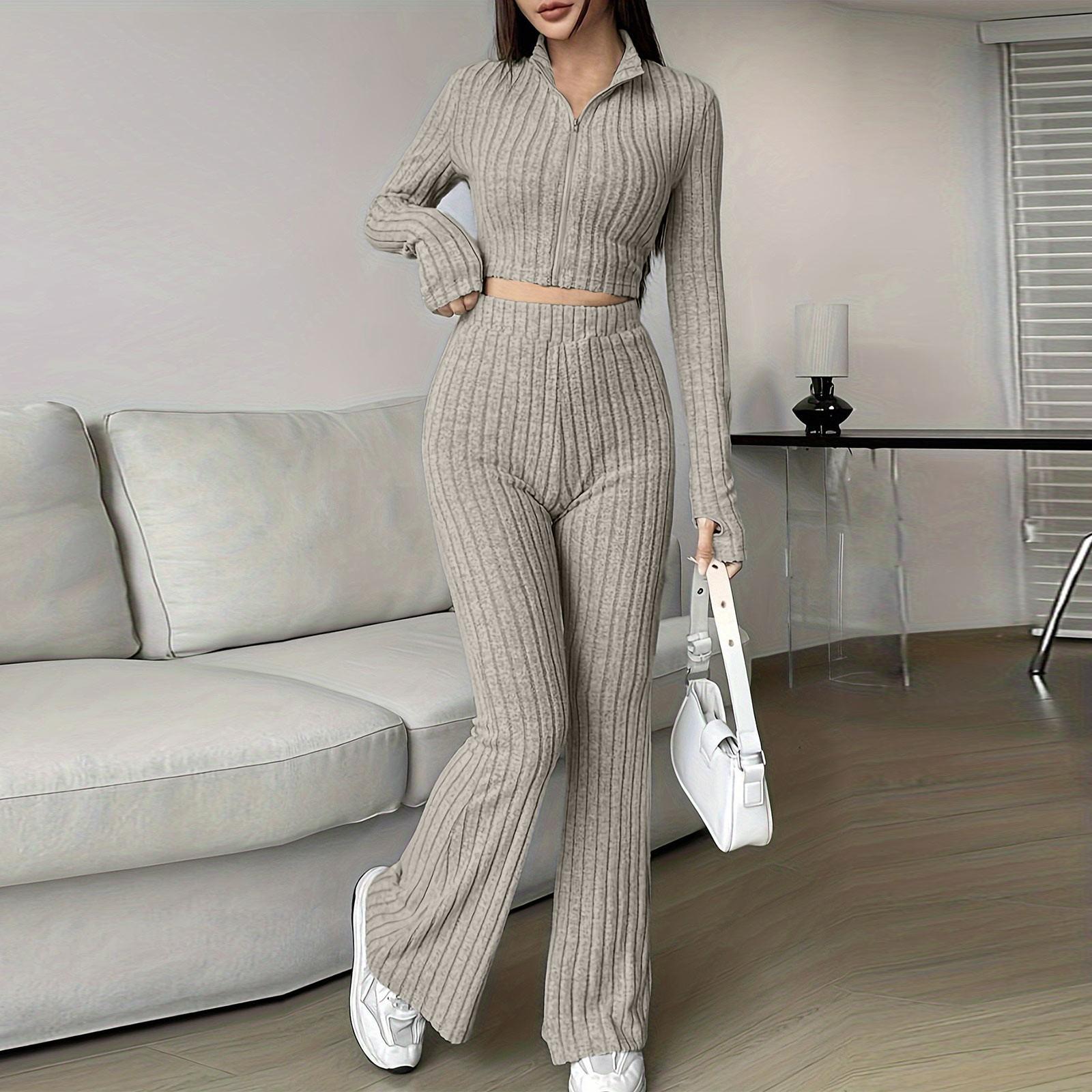 

Женский модный однотонный ребристый костюм из двух частей с застежкой-молнией, коротким топом с длинными рукавами и расклешенными брюками с высокой талией S хаки