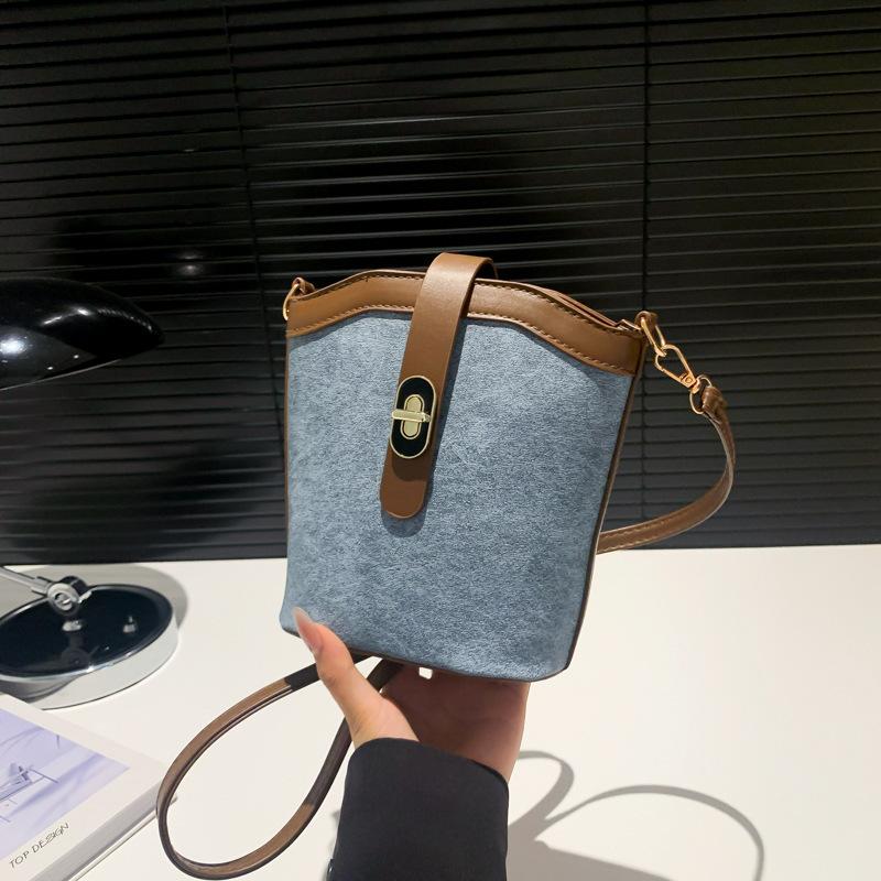 

Retro niche bag women s bag 2025 new popular aesthetic summer texture messenger bag fashionable shoulder bucket bag синий