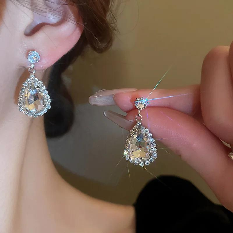 Übertriebenes eingelegtes Strass 2-teiliges Set Wassertropfen-Armband Geometrische Halskette Luxus-Ohrring Temperament Zirkon-Sets für Frauen