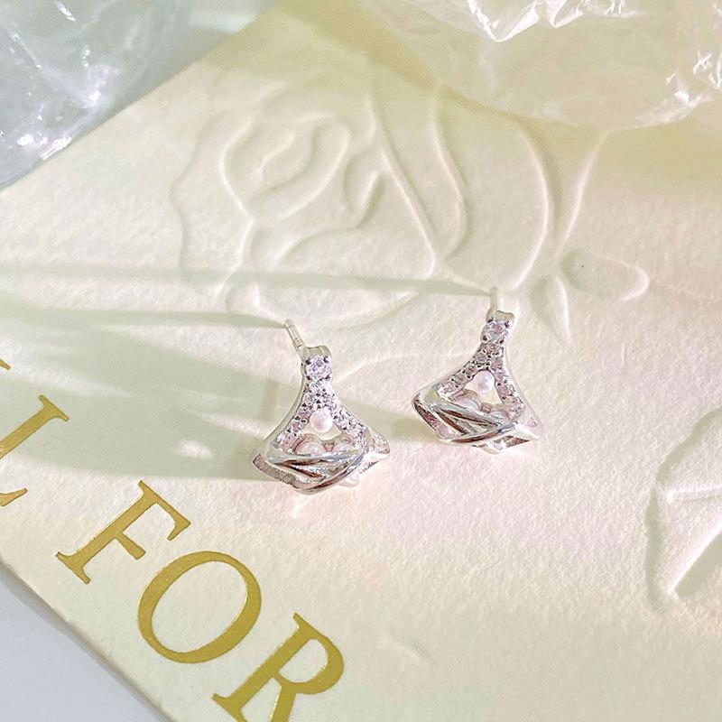 Fan-shaped Pearl Earrings Are Small and Simple and Niche Designs Everyday and Versatile Fashion