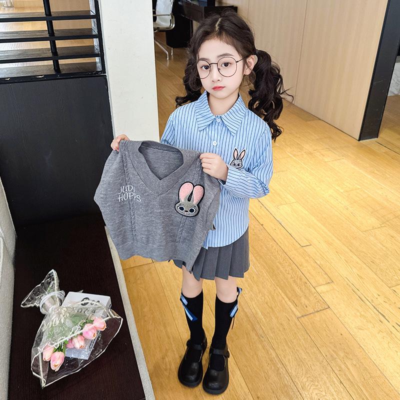 

Girls Garden Academy Rabbit Police Officer Three-Piece Set: JK Shirt, Vest, and Pleated Skirt. 120 cm