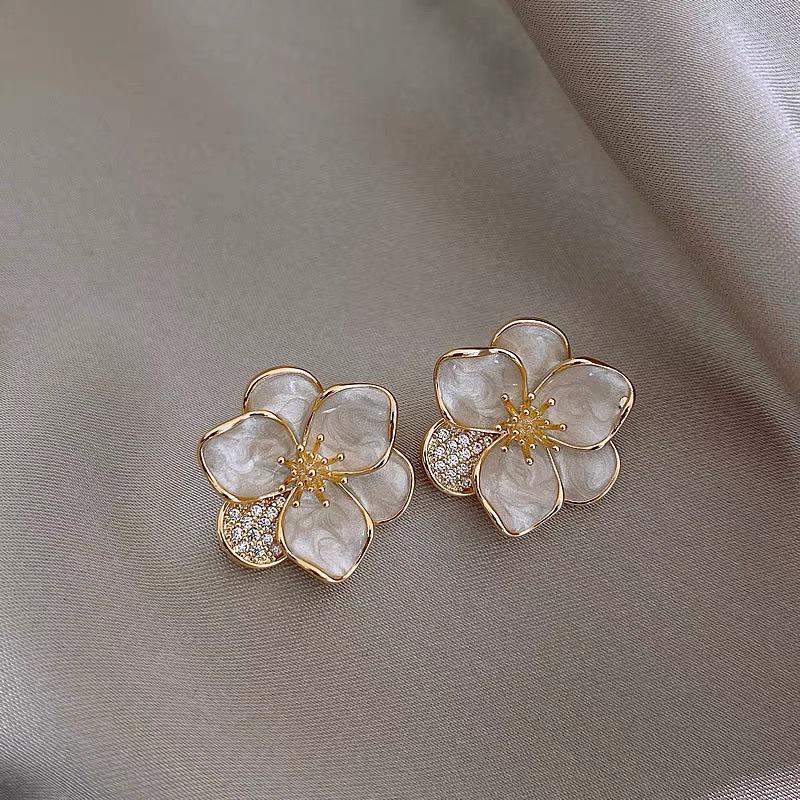 Elegant Retro Flower Stud Earrings for Women - Exquisite, Gentle, and Versatile Design, Perfect for a Luxurious and High-End Look.