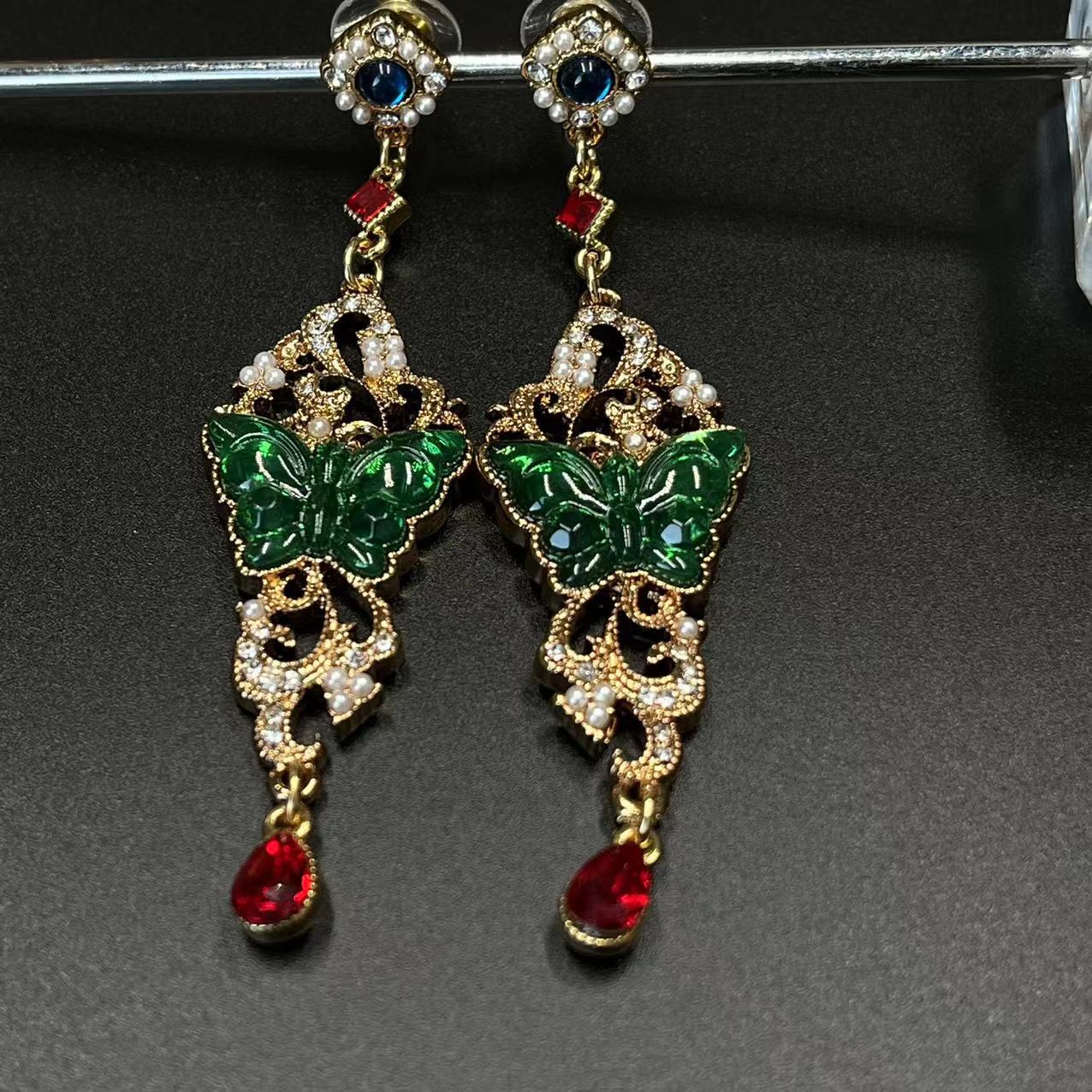 Medieval Design High-end Green Butterfly Inlaid Gemstone Pendant Earrings Water Droplet Sweeping Shoulder Long