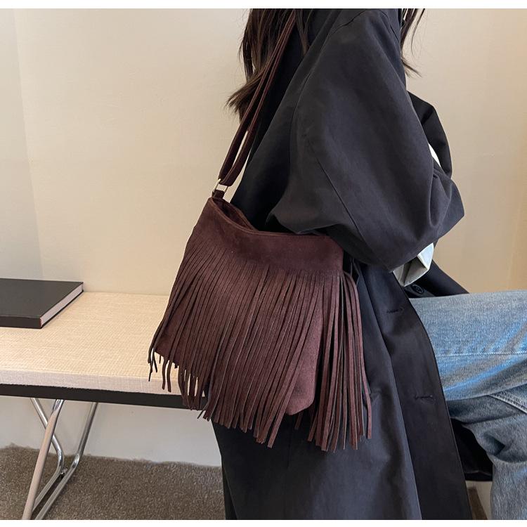 Geantă cu ciucuri de damă