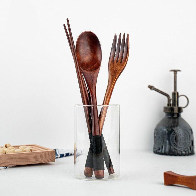 Studentisches Holzbesteck-Set: Löffel, Gabel, Essstäbchen mit Tragetasche. Ideal für den Außenbereich.