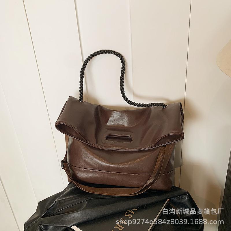 

Large capacity handbag women s 2025 winter new fashion simple shoulder messenger bag commuter casual tote bag